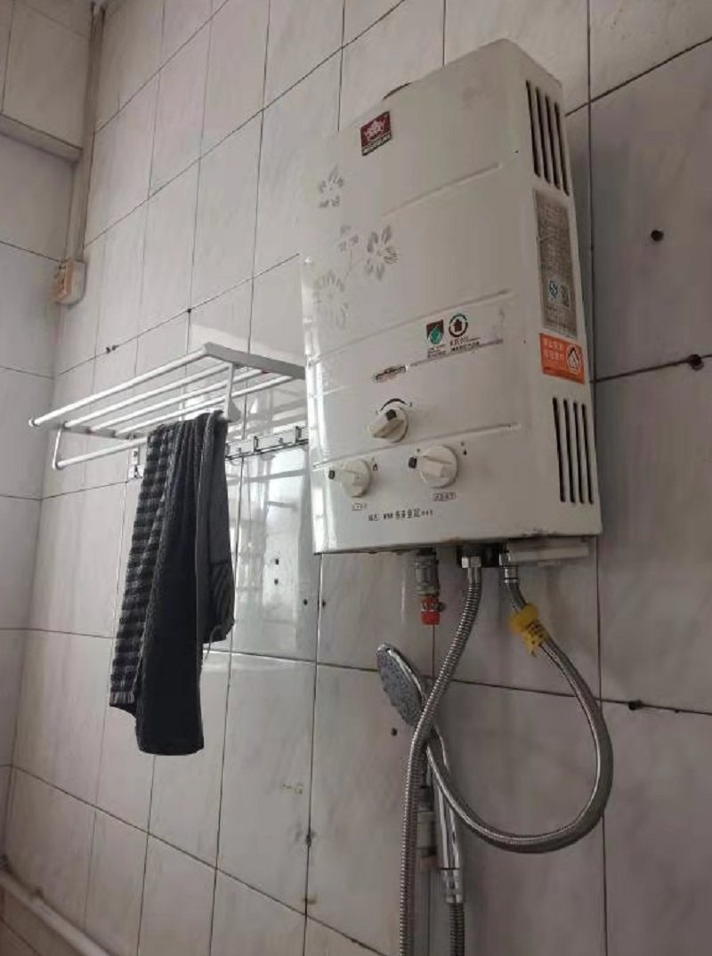 直排热水器刚装上就被拆房东和租客却都表感谢