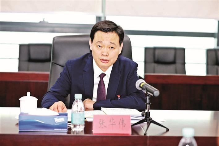 张华伟参加第5代表团分组讨论时表示将党建引领与各项工作深度融合宝安湾