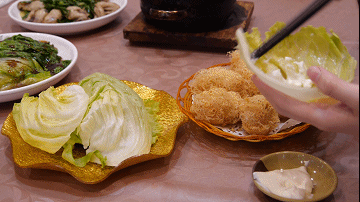 酥炸生蚝加入了青菜和沙拉酱的搭配.gif