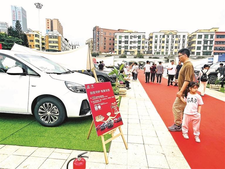 深圳光明国际汽车城万人购车节在公明广场举行